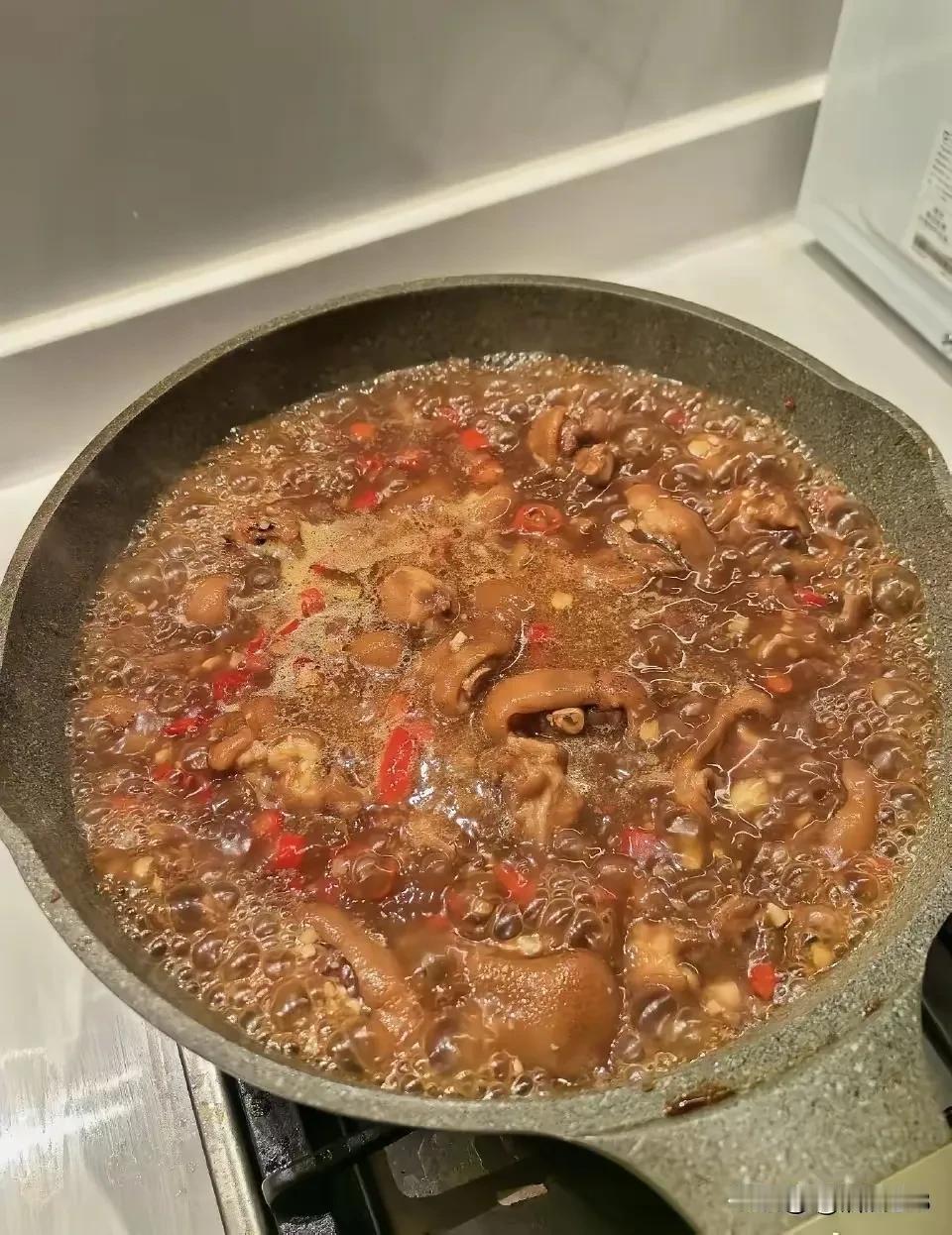 王栎鑫的厨艺太棒了！这猪蹄太有食欲了，长得帅，厨艺还这么好，而且他真的好正