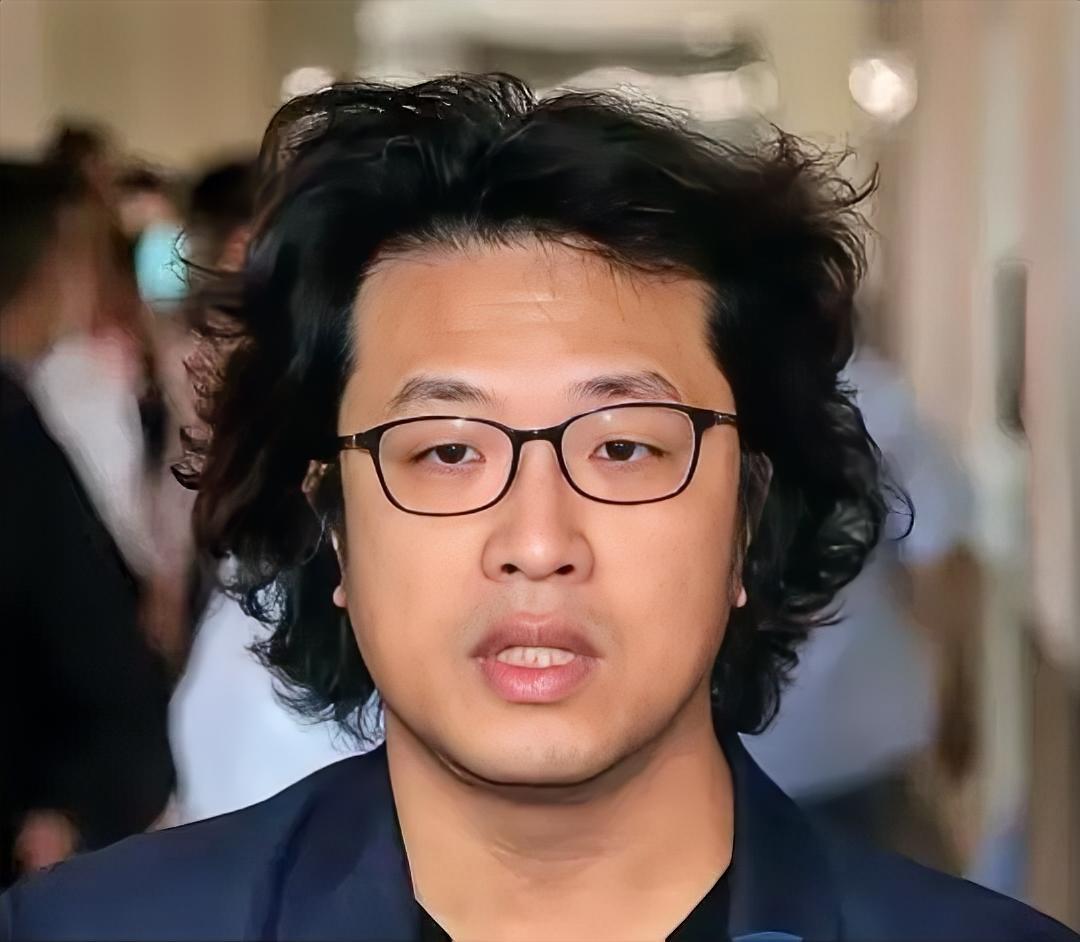 沈伯洋又准备出国了，这次是去荷兰；然后他继续大放厥词，称“不怕通缉”。好吧，能抓