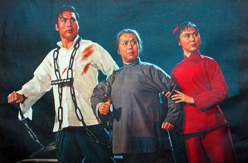 谭元寿曾发出疑问：为何戴着脚铐跳舞的样板戏不断回潮，而京剧却落寞了？郭兰英也直言