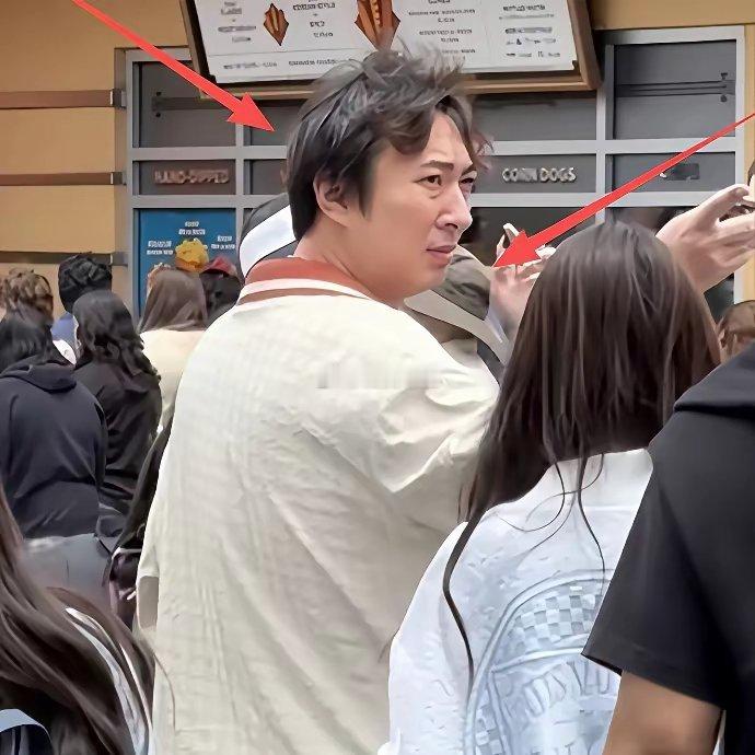 王思聪携女友外出度假，现状落差太大！满头白发穿搭随意，模样几乎认不出
