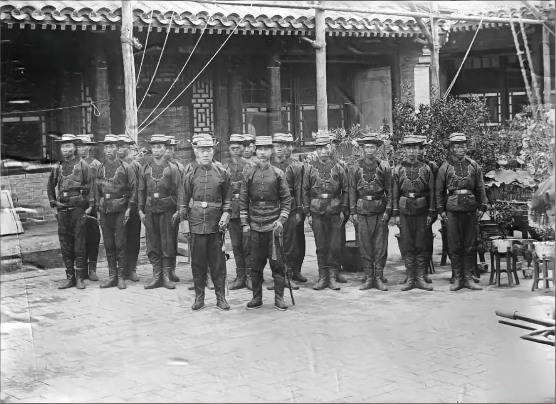 大家瞧瞧，当年李鸿章的侍卫可威风着呢。看这张李鸿章卫队的照片，二十多名官兵身着统