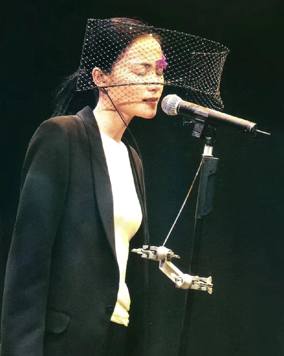 王菲的“唱游大世界”，20多年前的穿搭现在看还是杀疯了！谁懂啊！翻到王菲“