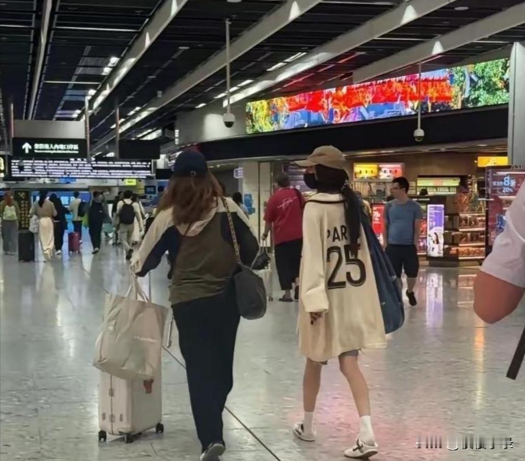 网友香港偶遇38岁杨幂！头发乱糟糟背超大包包，低调去探望女儿小糯米。拖鞋后跟被踩