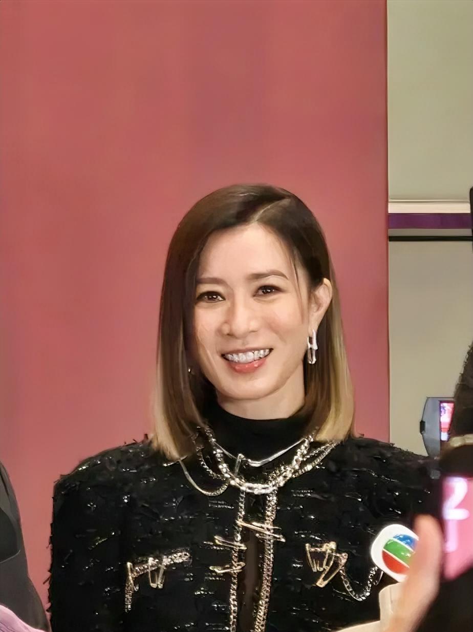 佘诗曼这操作，简直是给所有催婚催生的长辈一记响亮的耳光！身家过2亿，手握几栋豪