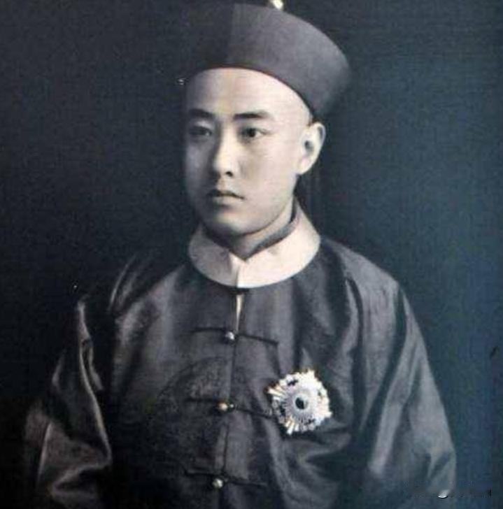 1886年，翁同龢在街上看到一个小孩在卖对联，他好奇去看看，小孩的对联写的真不错
