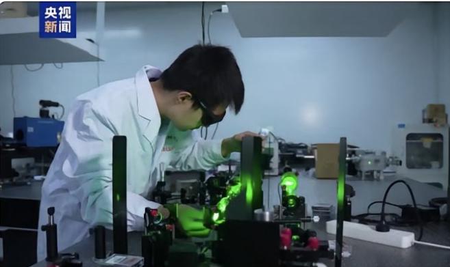 中国又多了一张王牌！中科院的潘世烈团队，花了将近十年，搞定了氟化硼酸铵晶体这