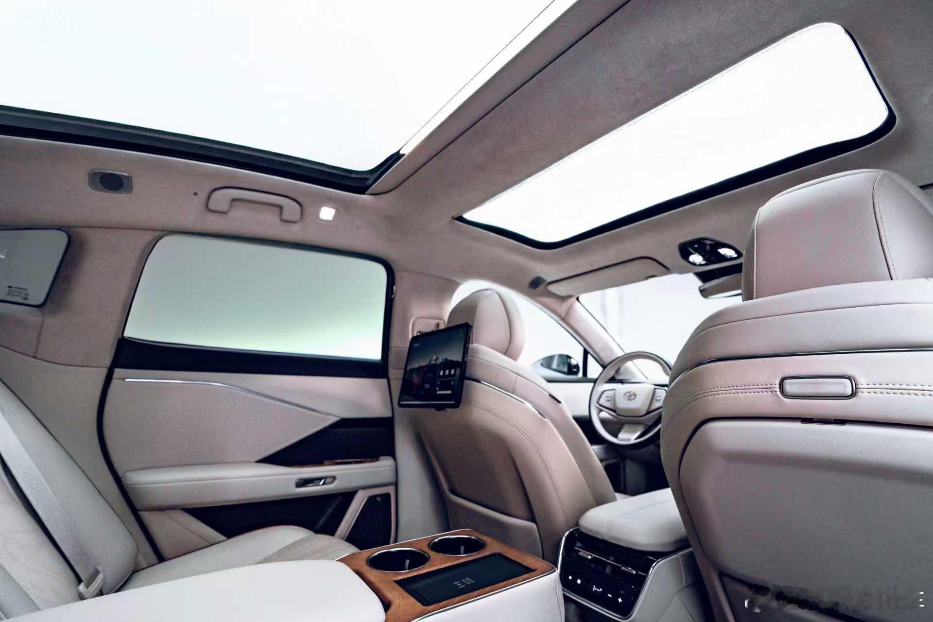 今天拍了广汽丰田铂智7，关上门那一秒，外面噪音全没了，车里安静得我都愣了一下，这