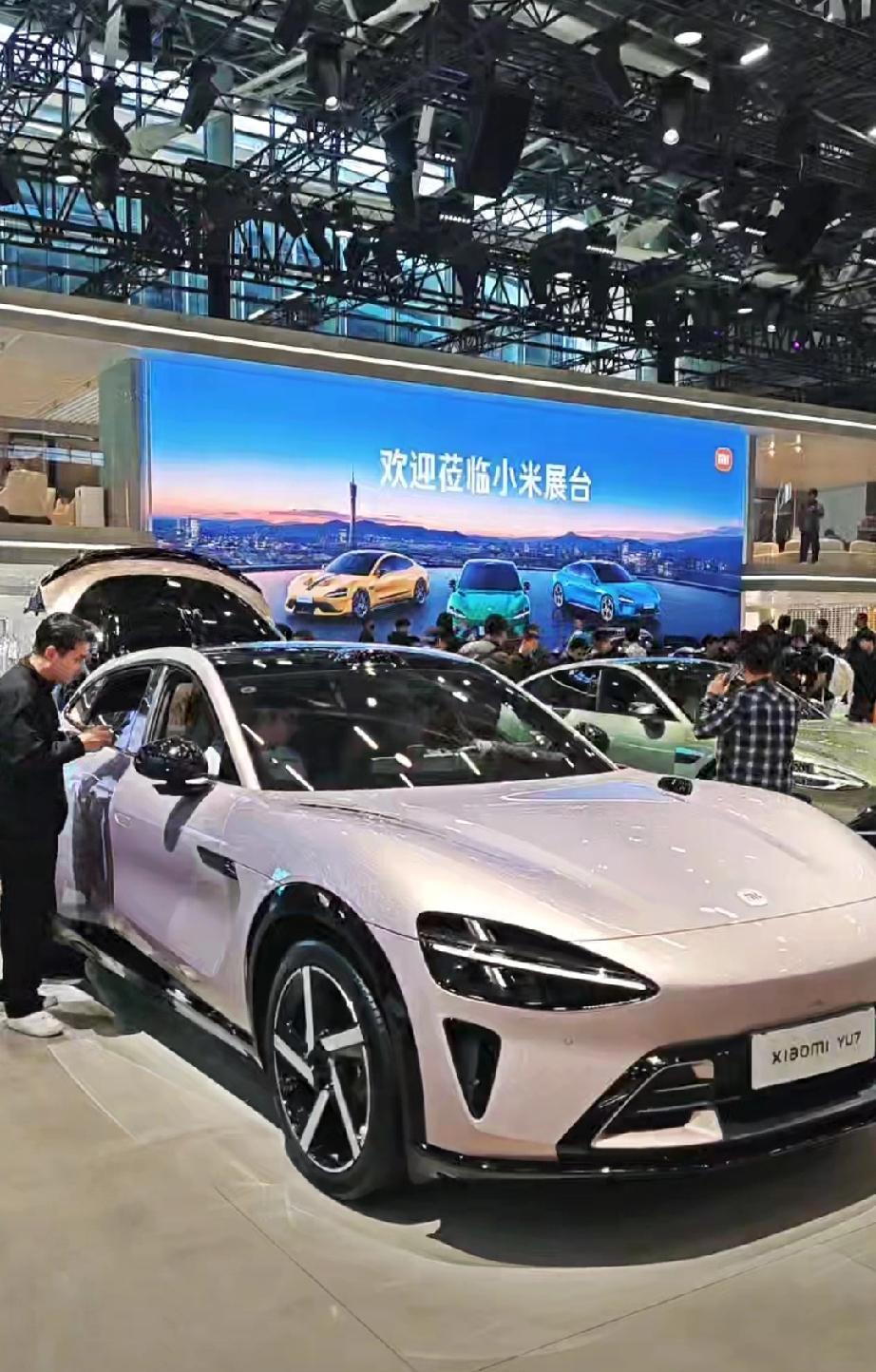 广州车展小米汽车展台，这个人气可还行？昨天是媒体开放日，不对公众开放，因为小米