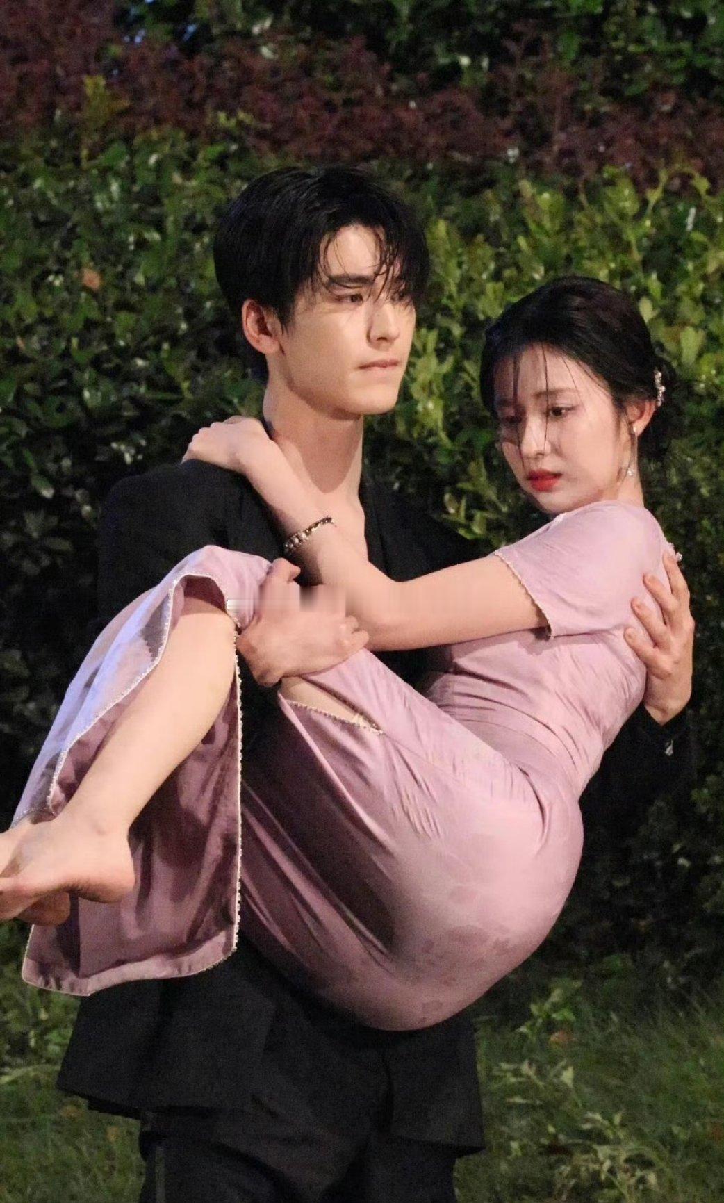 王楚然折成这样了肚子没挤出一丝肉王楚然折成这样了肚子没挤出一丝肉！一沫真挚的情话