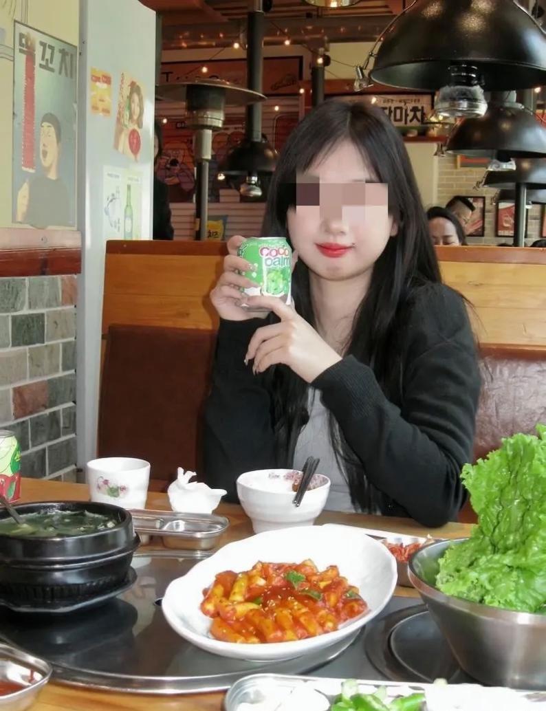 俩人经媒人介绍初次相亲，饭局结束男生主动买了单。临走时女方十分大方，执意要AA付
