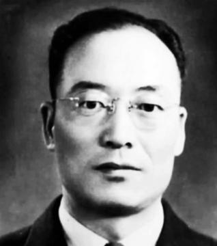 1948年8月，韩练成在何应钦要对他下毒手之际，乘坐关麟征的车离开南京。到苏州后