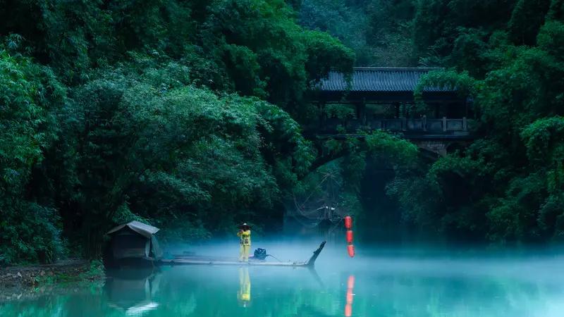 发现了没有，人一旦没了工作没了收入，生活就像脱轨的列车。整天待在家里，不是刷手机