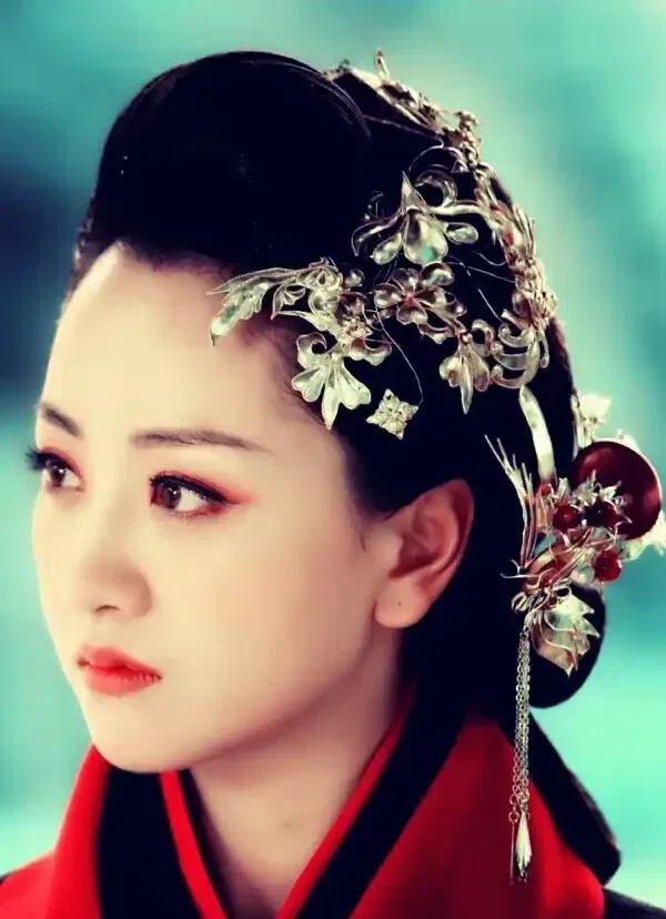 权臣霍光死后，汉宣帝下令将密谋造反的霍家灭族。皇后霍成君哀求说:“陛下就看在父亲