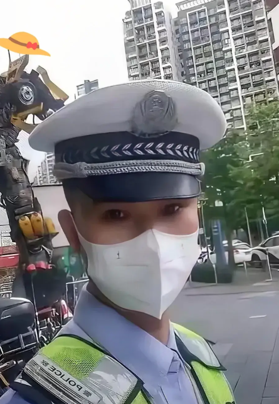 震惊！表弟干辅警15年，月薪2800却死活不跳槽！当我问他为啥不进厂挣七八千时，