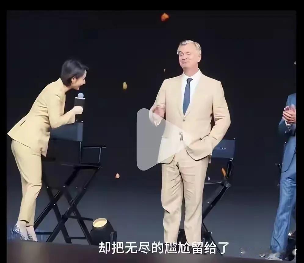 我基本确定主持人陈某主持电影奥德赛上屈膝递话筒这件事是一场针对好莱坞电影大片的网