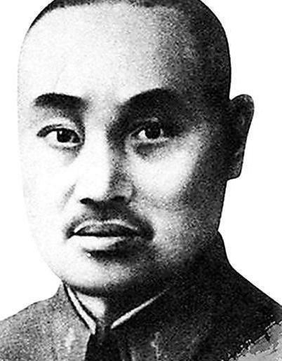 1938年山东滕县，川军师长副官李少坤，从尸体堆里爬出来，他吃力地背起1个人，挪
