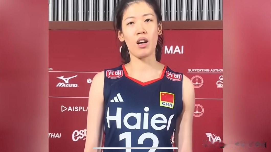 看着李盈莹拼命解释，让人心疼！女排3-1虽然赢了哥伦比亚，但妹妹在采访时