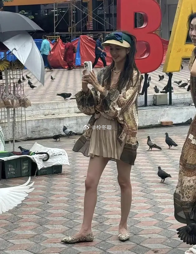 佟丽娅线下黑瘦像路人，镜头切特写直接美到全场傻眼