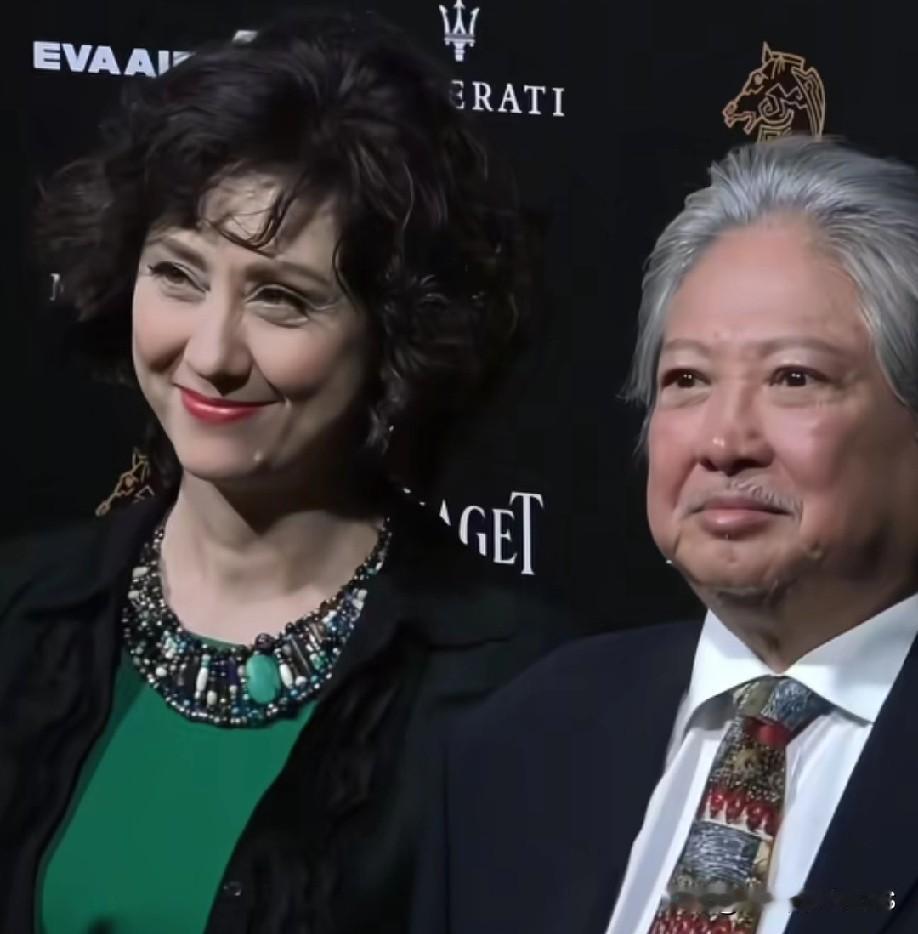 洪金宝妻子真美，老了也这么优雅精致！两人携手多年，真是般配又有爱的一对～