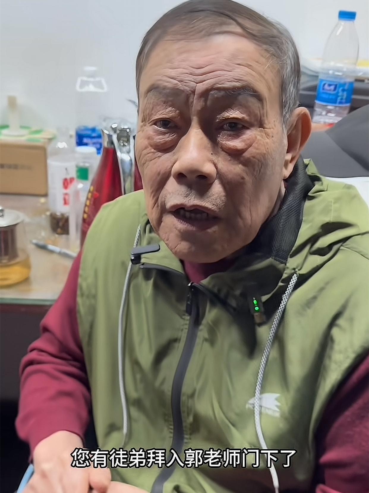 杨威首次回应徒弟拜师郭德纲，没有乱辈分，自己亲自介绍！天津杨家老大杨威老爷子在后