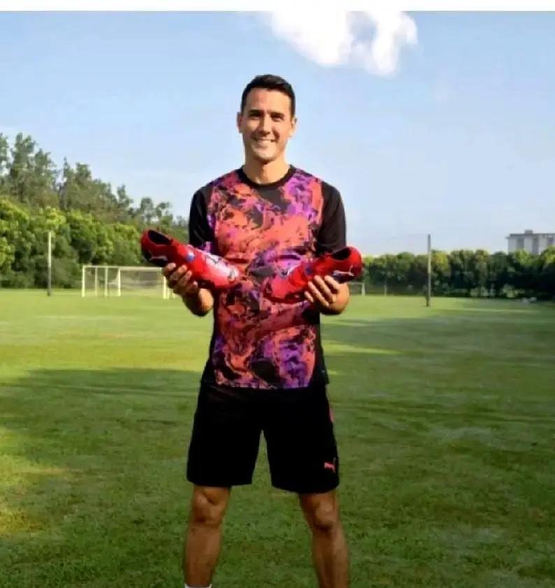 周定洋连夜飞深圳，成都塌了半边天他带走的不只是中场，还把冲冠剧本撕掉一页。