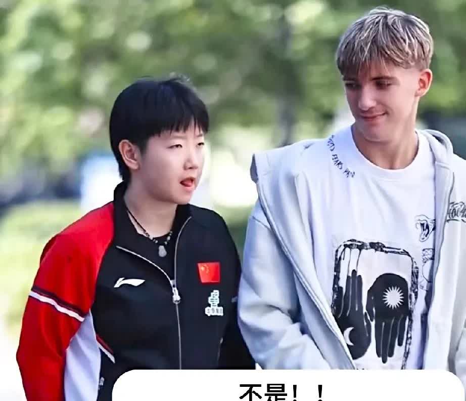 看看欧洲小哥哥的眼神，比某人还拉丝！奈何妹宝连看都不看，这表情白瞎了。妹