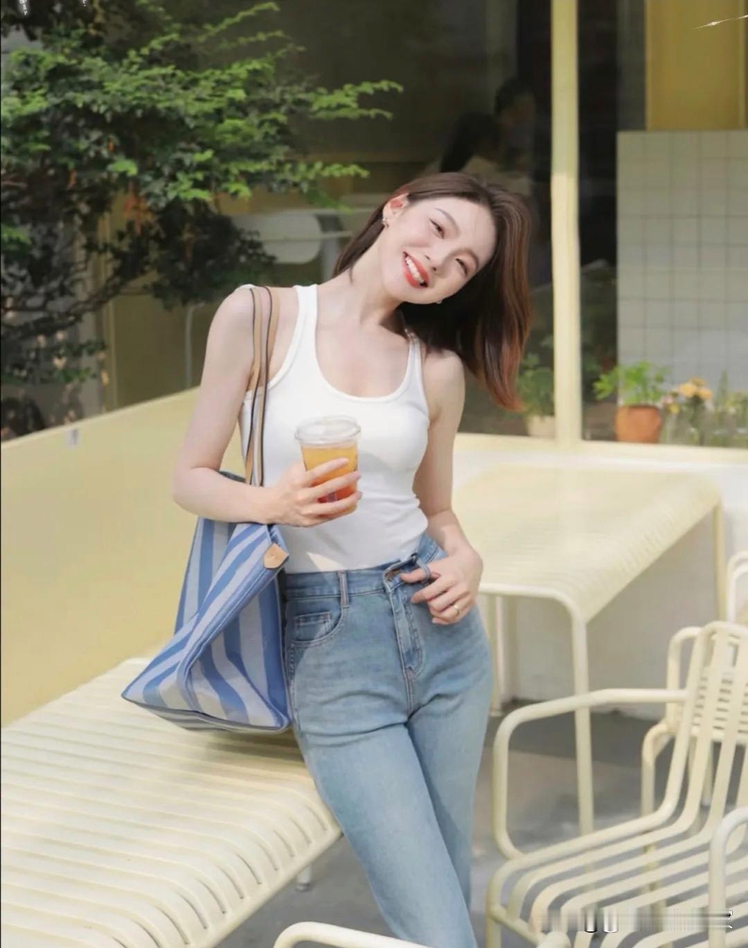 夏日清爽穿搭，白色背心+牛仔裤，元气满满的一天！🌞👗👖当然要记录啊日常好穿