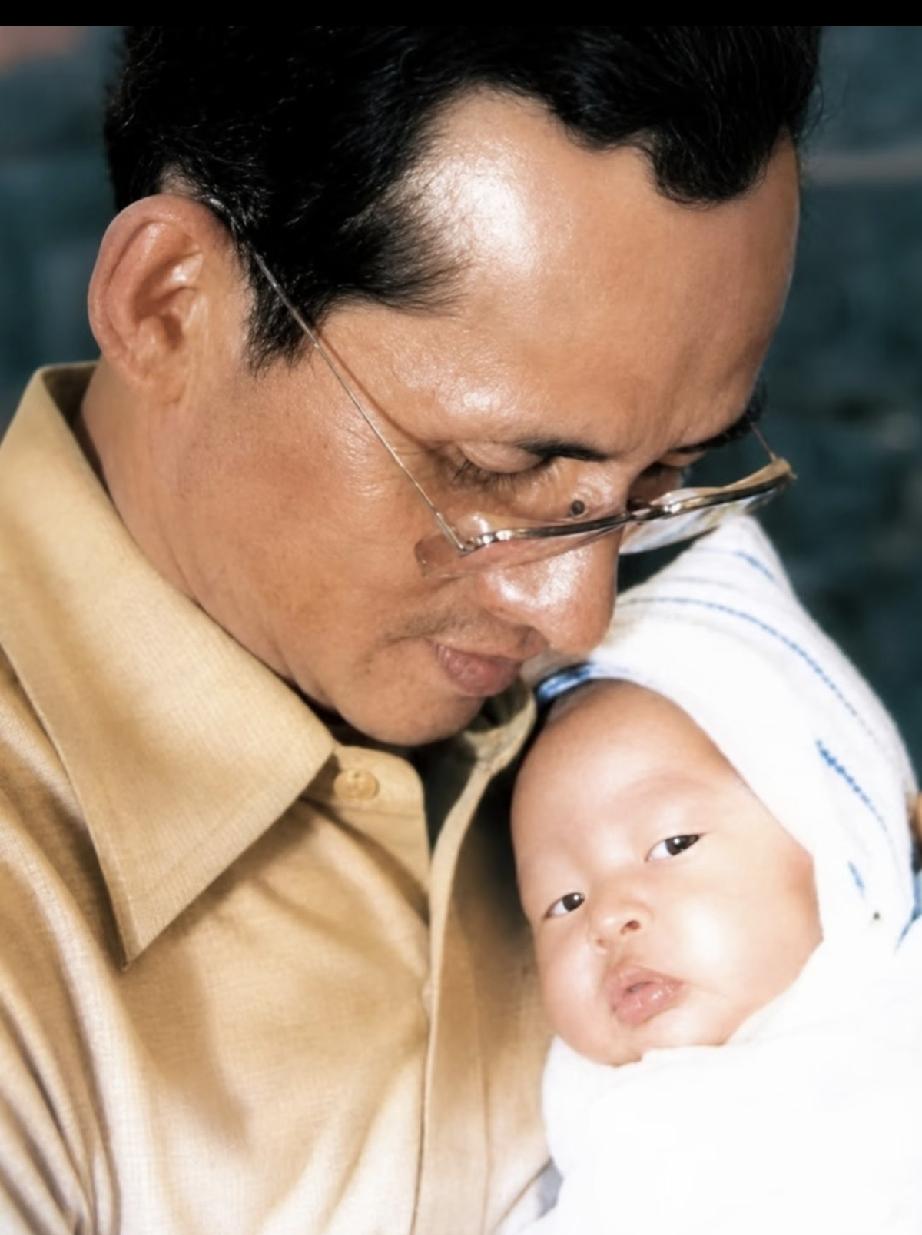 身份尊贵的帕公主从小就乖巧懂事，是普密蓬国王夫妇最珍爱且最认可的孙辈。如果不是