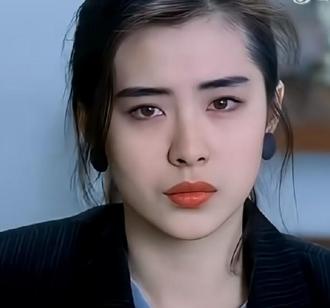 如今66岁的歌手齐秦，身形又瘦又黑。有人评价他是情种，当年他热烈追求绝代佳人