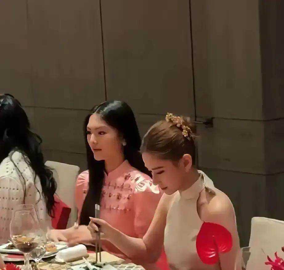 16岁王诗龄寒假连跑7场名流饭局照片里她踩着高跟，手拿香槟，和地产大佬同桌