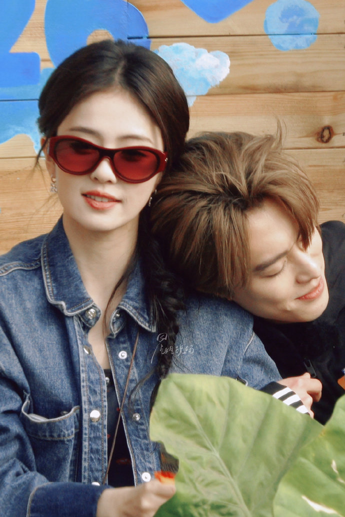 王鹤棣依偎在白鹿肩上亲爱的客栈2026亲爱的客栈路透中棣棣依偎白鹿，娇俏模