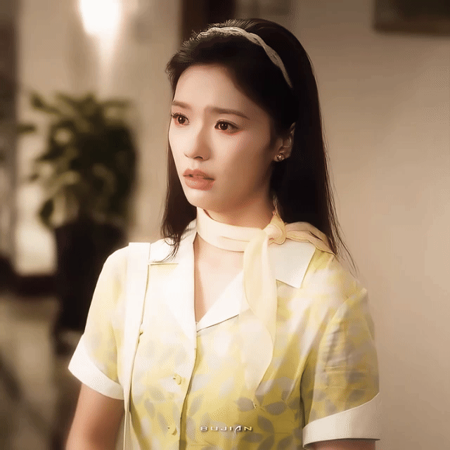 林允新剧大型社死现场林允新剧送礼名场面，好心办坏事送假酒，当场社死到想跑路，慌张