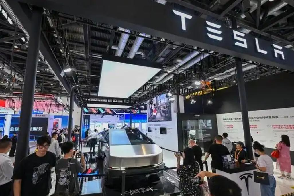 据《商业内幕》报道，马斯克又给特斯拉车主出了新题，FSD完全自动驾驶要调价了。