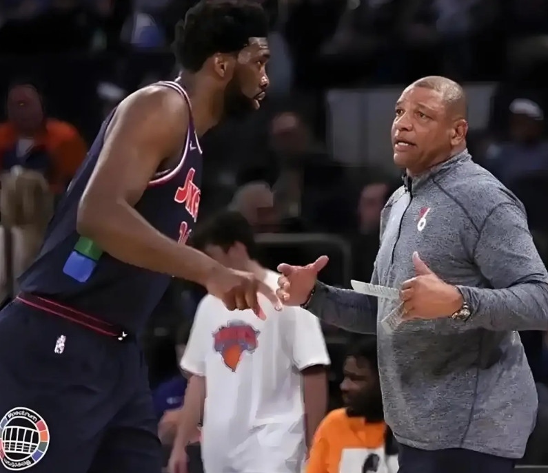 终于真相大白了！近日，卸任掉雄鹿主教练的里弗斯在播客节目中透露:当年哈登在76