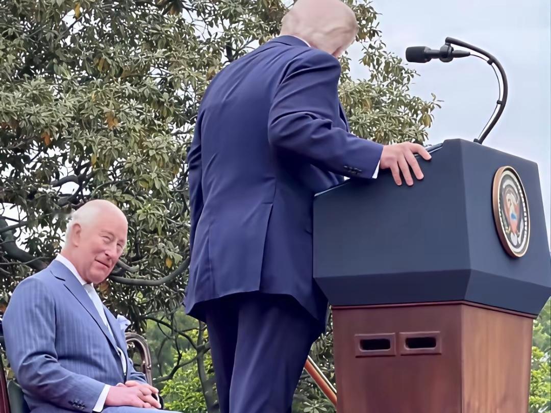 看查尔斯的表情和动作，就知他紧张得不得了！拘谨的坐着，眼神有点不安，两个胖乎乎