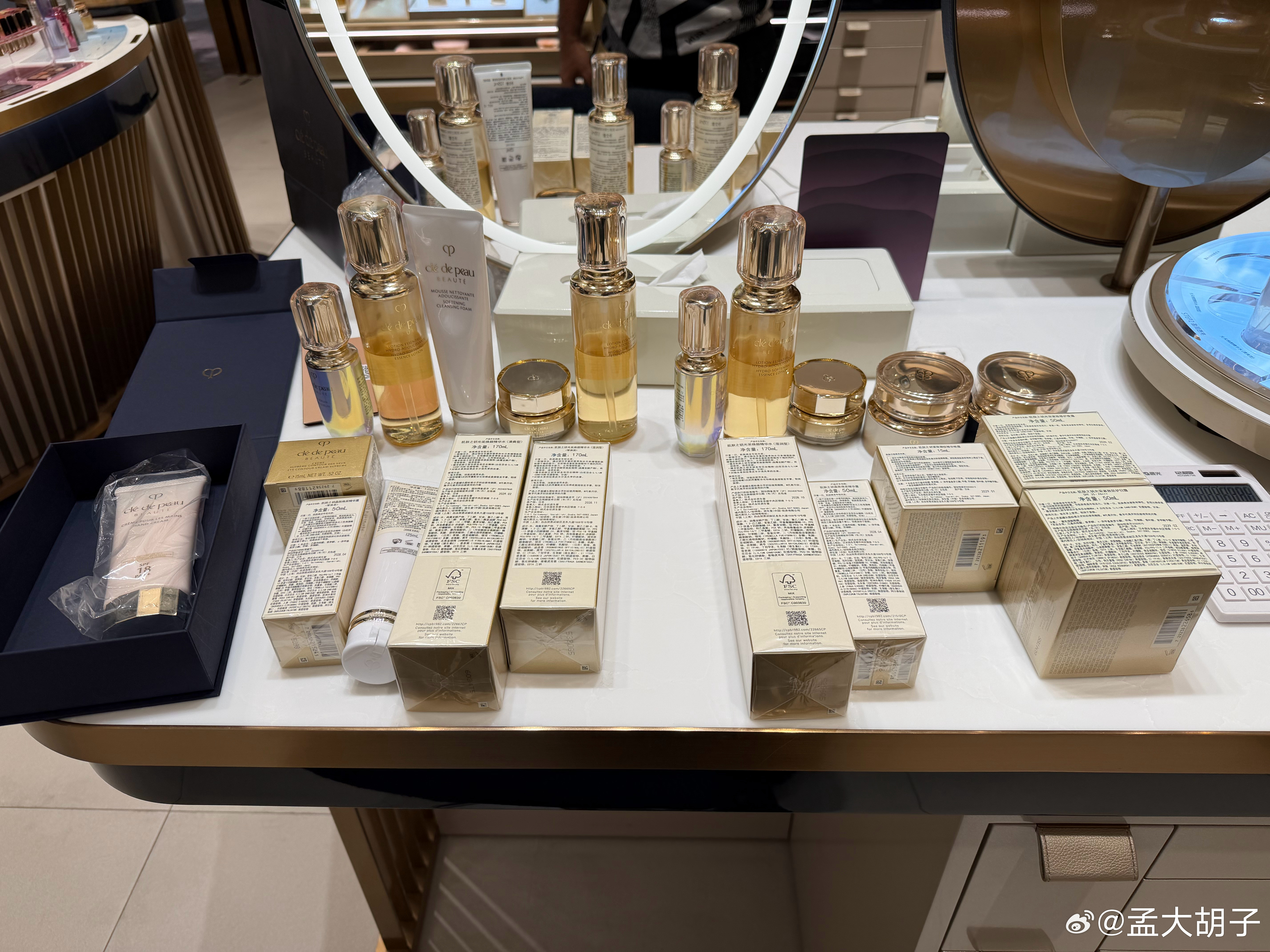 给老婆买了这一堆化妆品，然后店里送了我一小瓶防晒霜，估计是看我太黑了，可怜我的[