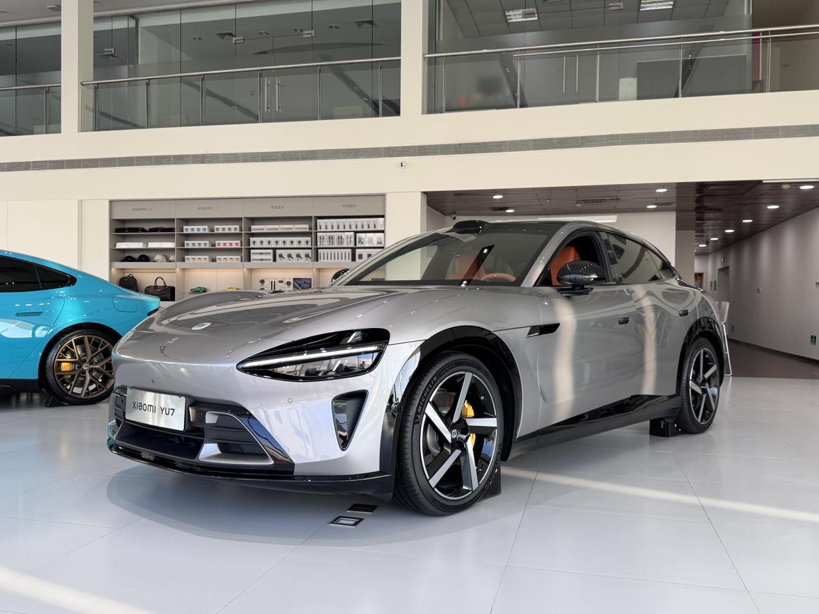 周末坐了坐小米YU7，后排舒适性比SU7强太多了。靠背可以调得很斜，坐垫够长够厚