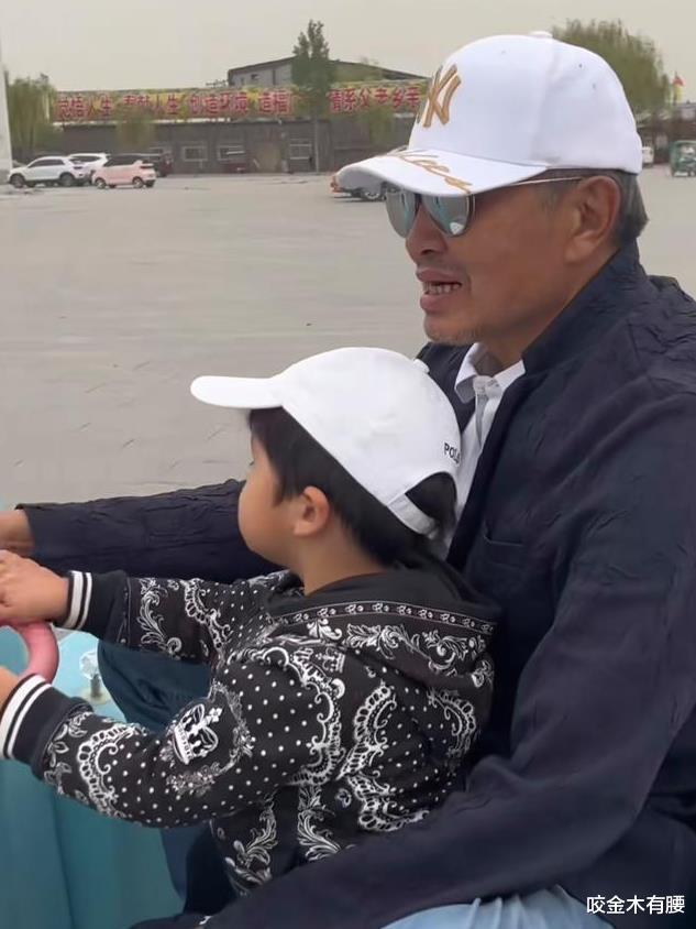 66岁戏骨<em>杜源</em>近况曝光，穿搭朴素似路人，带孙子开挖掘机超有爱