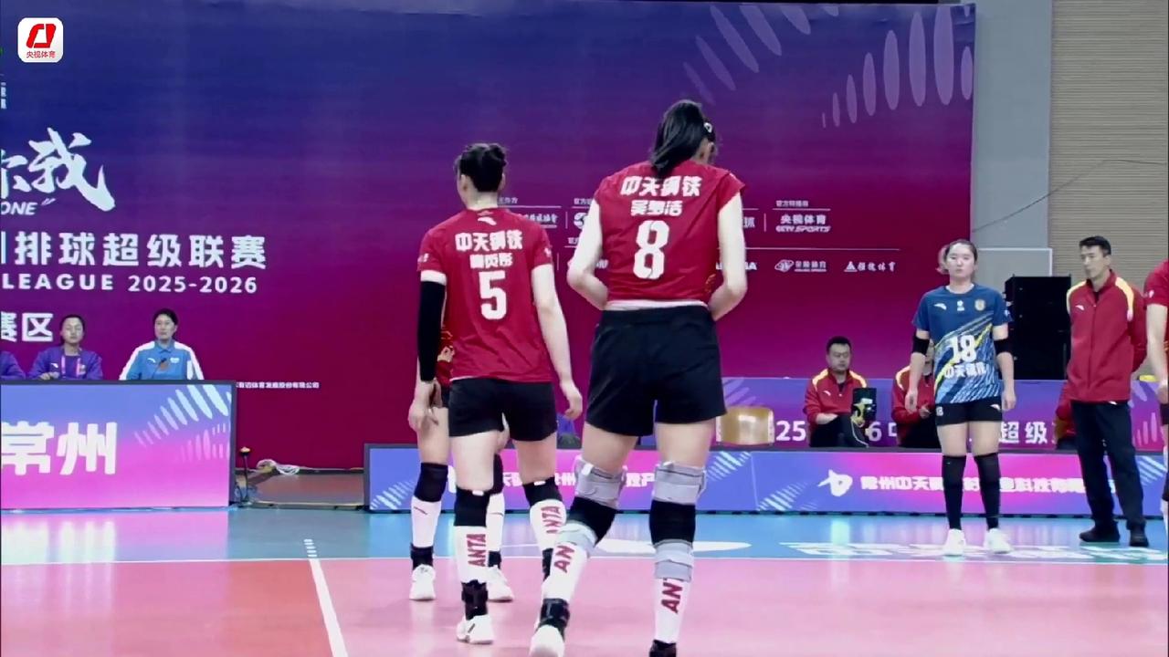 季后赛第2轮：江苏女排主场3:0横扫山东女排，两战两胜豪取6个积分排名榜首2