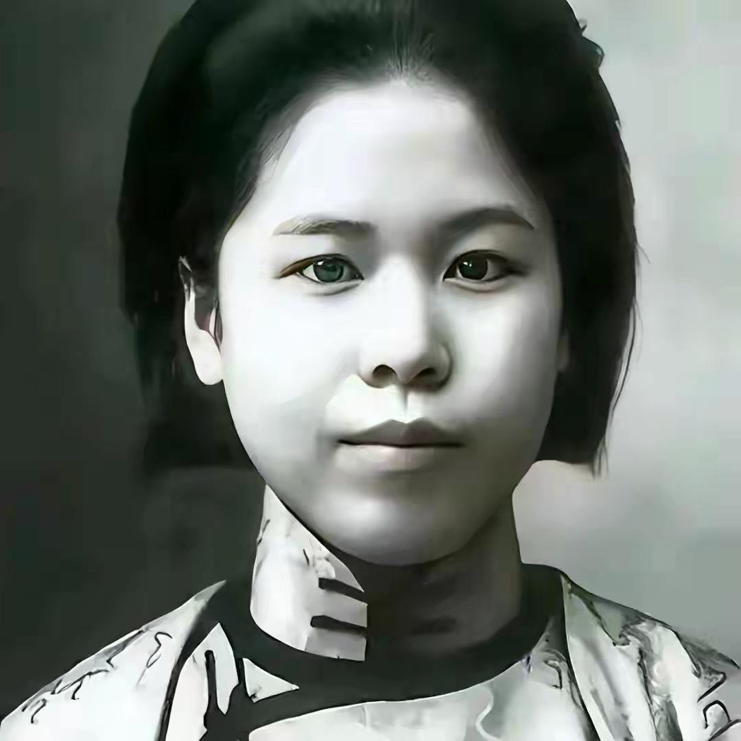 她绝食22天，狱卒当众扒下她的裤子：不是逼供，是怕她死得太体面…这事听着比渣