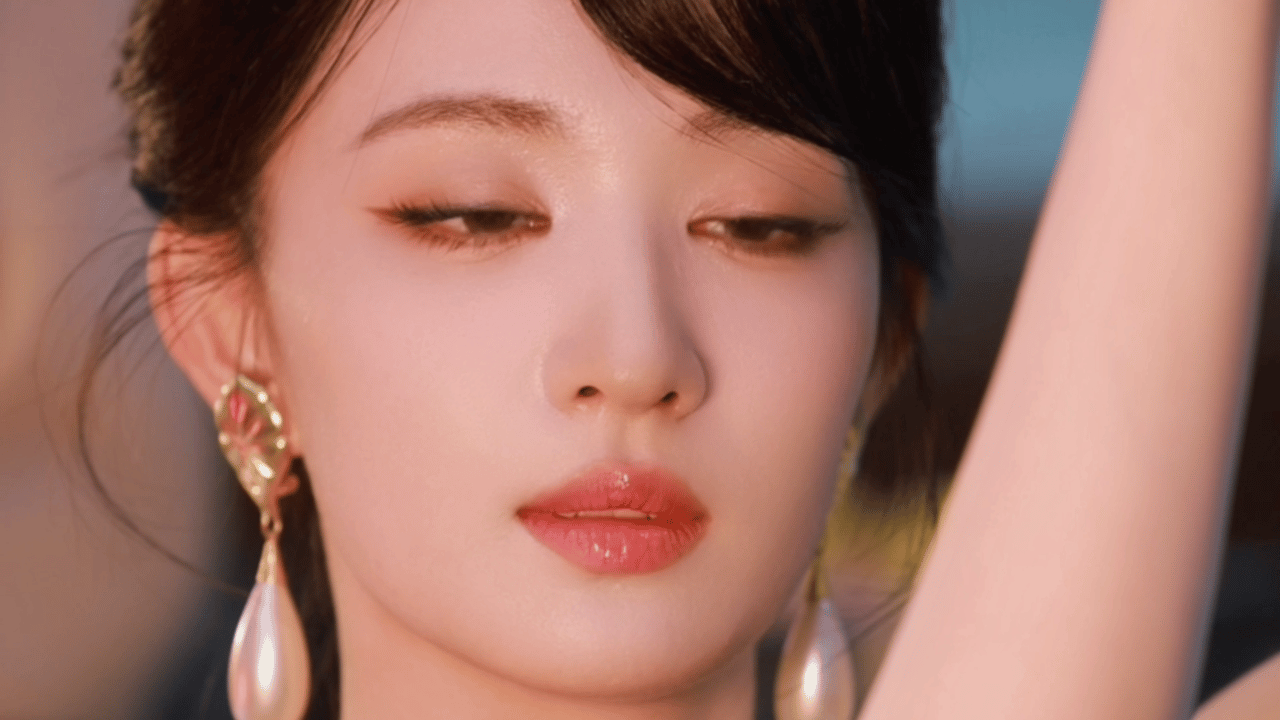 王楚然镜子里的公主尖叫之夜这造型直接把东方古典美焊在身上，温柔清冷交织，眼神里