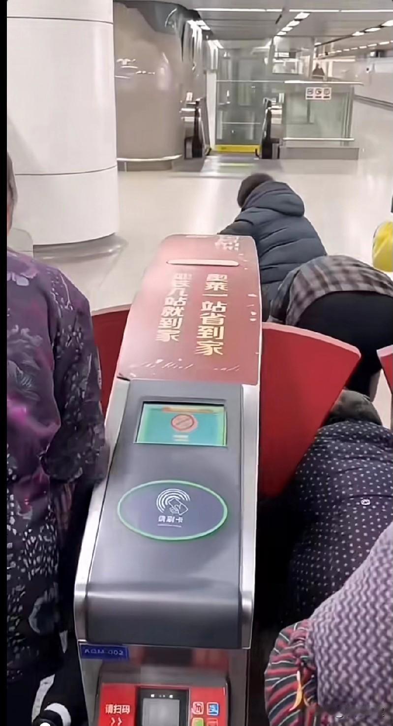 腰也不疼了，腿也不酸了，逃起票来更有劲儿了[捂脸哭]视频中这些老人为了免费坐地铁