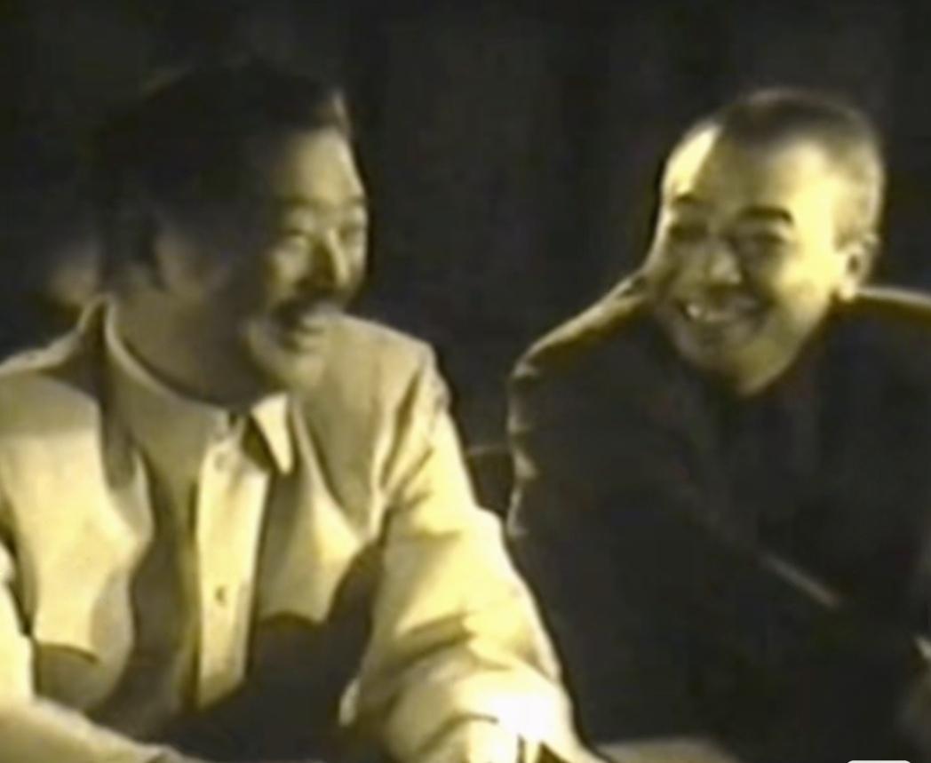 两位元帅的关系非常好，笑得很开心。解放战争时期，两位元帅都在大西北，彭德怀负责军