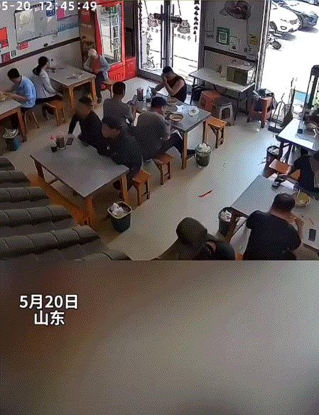 山东，两名男子去到一家饭店点了两碗面吃，但吃完面后俩男子居然钱都没付就走了，事后