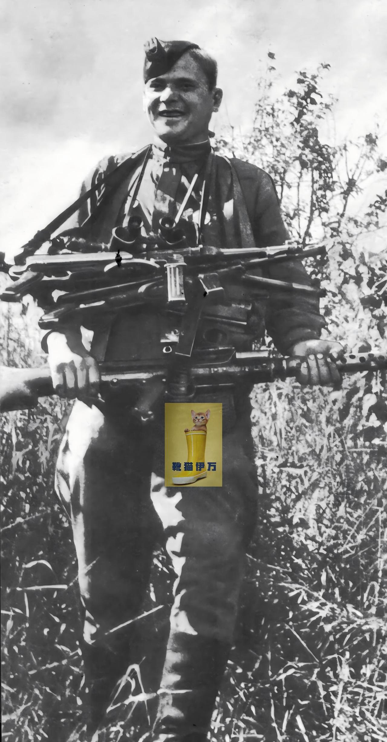 [呲牙笑]缴获颇丰——二战时期，苏军突破德军防线后，一名苏联士兵喜笑颜开地搬运着