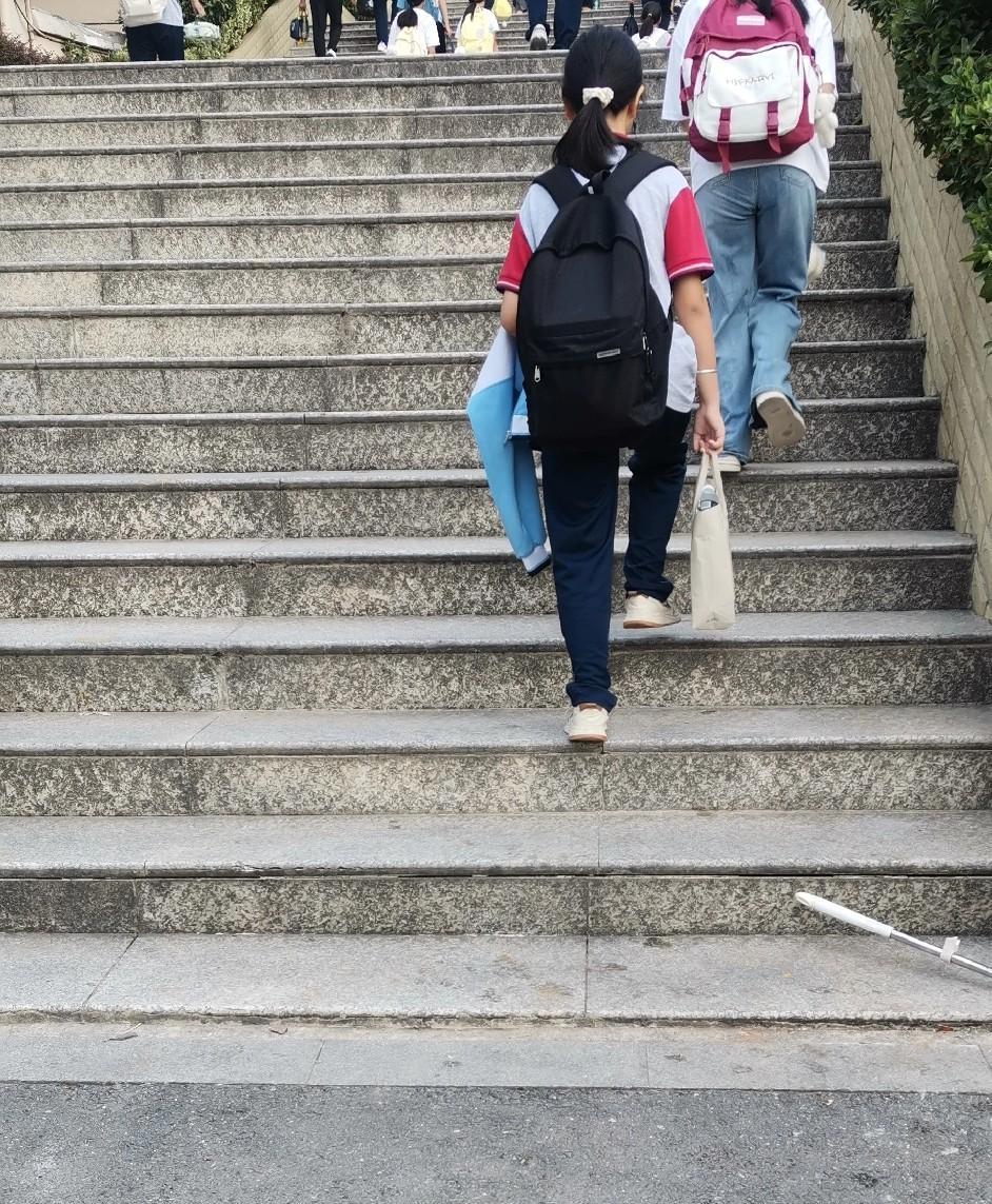 高一的外甥女住在我家，下午她放学，回到家书包一放，跟我说今晚不用等她吃饭，同学过