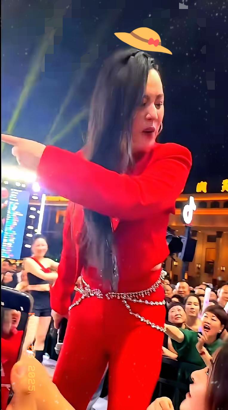 每天少播1小时就扣10万，嗓子流血也得对着镜头笑这就是4300万粉丝博主唐艺