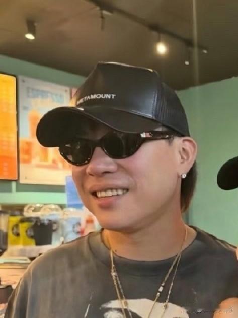 我有预感胡彦斌着凉了不是因为他谈恋爱，也不是因为他才华枯竭，更不是因为他没有