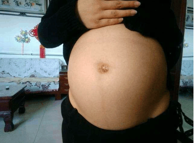 邻居的一个玩笑让6岁女孩心生妒忌, 指着妈妈肚子说弟弟死了