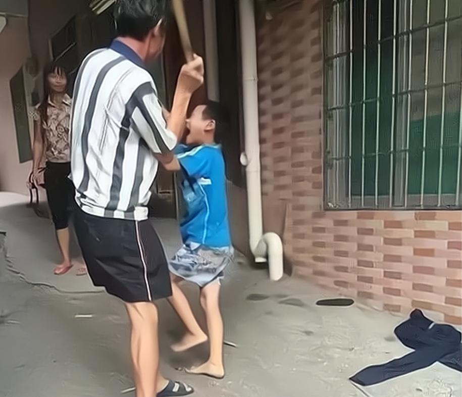 离婚三年从不看儿子，每月只给800块！他的理由让全网骂疯：到底谁狠心？“别怪